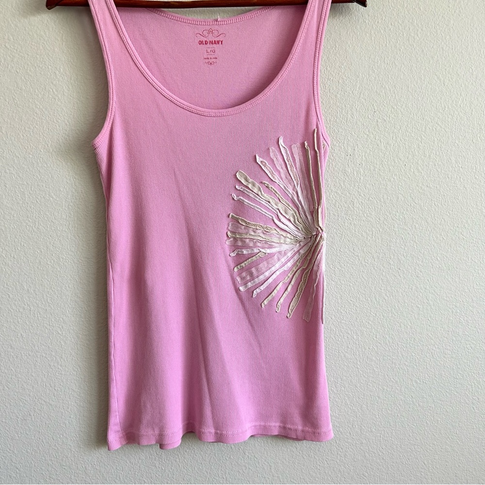 old navy baby pink tank top💕🦄
pearl detail on design 
size-L
condition-perfect